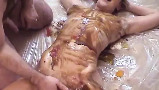 Azgın yaşlı adam seksi genç sarışınların göğüslerini emiyor