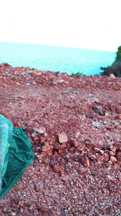 Yapay penisle götümün yanında dışarıda mastürbasyon yapıyorum | Klip 1