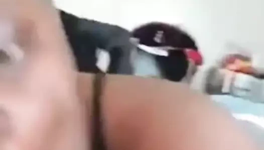 Yaşlı kadın kafa verir