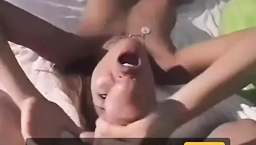 Küçük memeli esmerin yüzüne boşalıyor