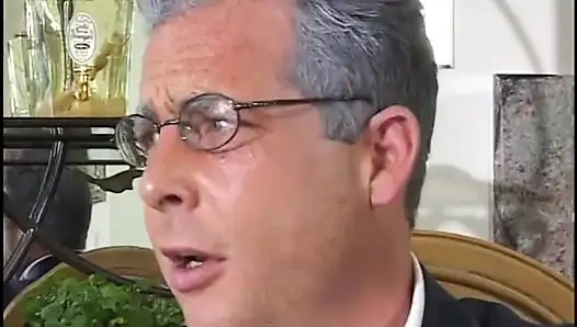 Randy сосущей член крошки трахают 2 мужика в групповом сексе, затем обкончали