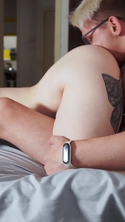 Первый порыв свингерши застенчивой рыжей: поцелуи, трах пальцами и дикая скачка