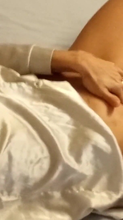 Ateşli evli kadın zaten azgın olarak uyanıyor ve kendini parmaklıyor, kesinlikle daha fazla sikilmeye ihtiyacı var... | Klip 1