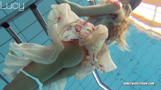 Sıcak bebek lucy yüzer çıplak