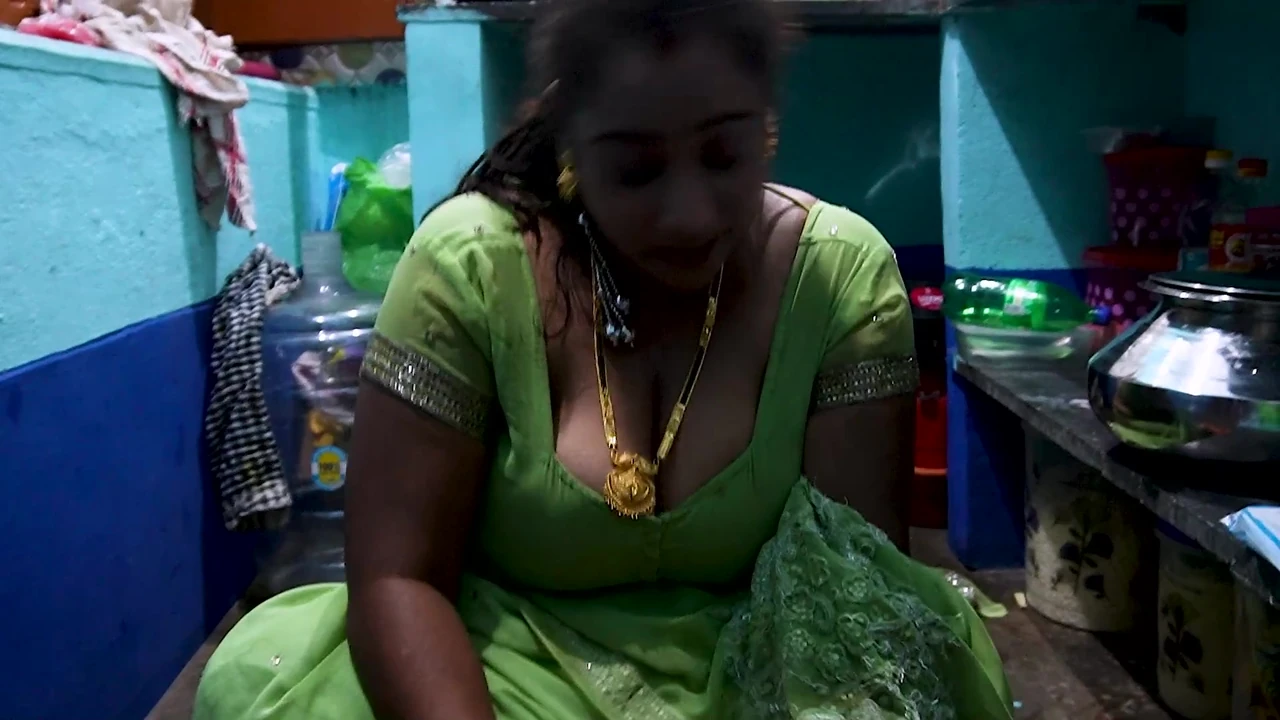 भारतीय लड़की घर पर अपने बड़े स्तन दिखा रही है