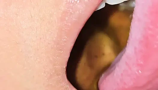 Hamile fahişemin karnını sidikle dolduruyor.