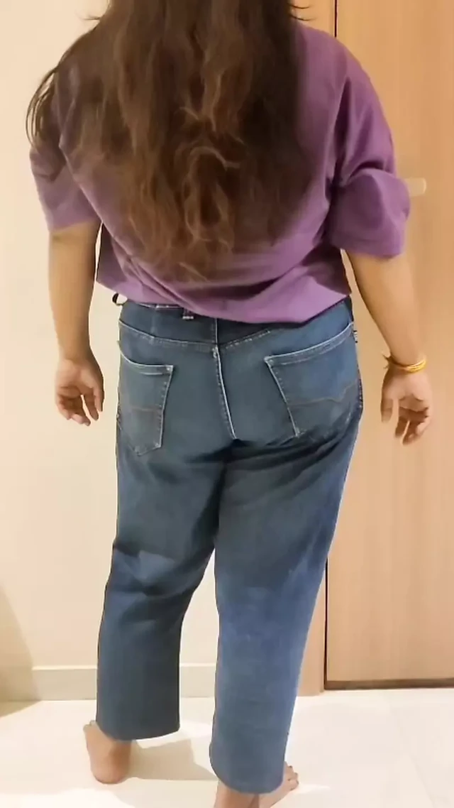 18-летняя студентка дези Riyanshi показывает свои большие натуральные сиськи и трахает пальцами ее тугую киску в домашнем видео