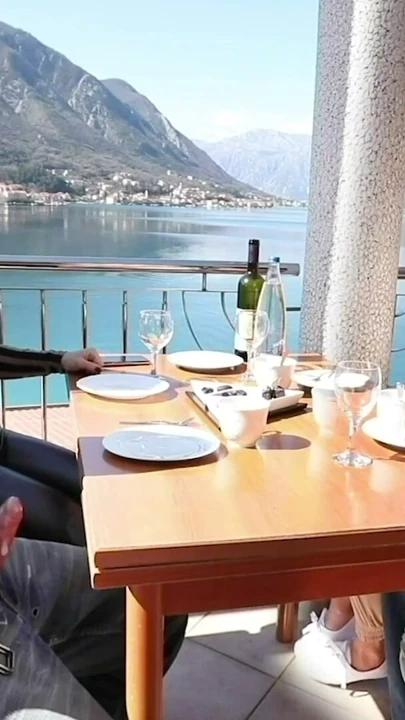 HALKıN IÇINDE AŞıRı! Restoranın ortasında sikiliyor | Klip 1