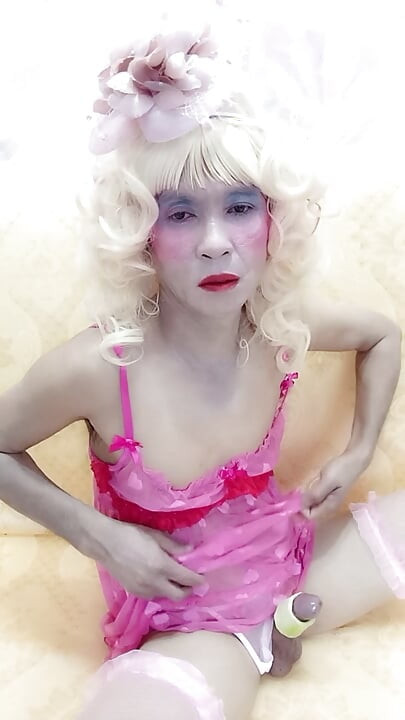 Travesti armut seksi porno koltuk değnek selfiesi giyiyor