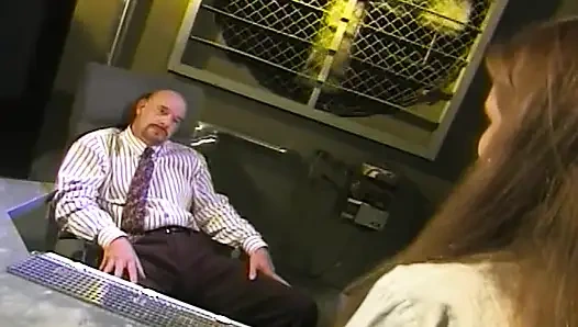 Döl yiyen genç kız domaltılarak sikiliyor