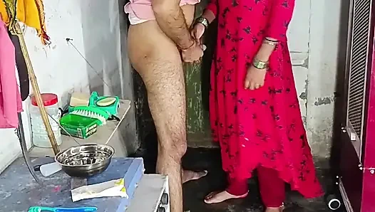 Göt amcık sikiyor yarak emiyor göğüslerini emiyor memeden süt emiyor ve domaltarak yarağa oturuyor ve doğrudan Hintçe seste yatıyor