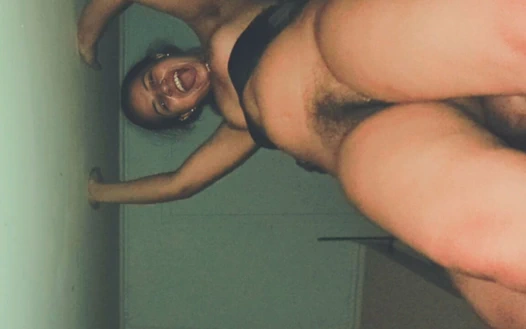 Hintli kadın büyük yarakla sikişiyor ve tam zevk alıyor