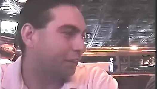 Sarışın orta yaşlı seksi kadın kalın yarağı emiyor ve sonra sert biniyor