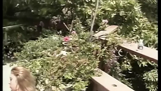 Seksi sarışın ile büyük sulu memeler gets becerdin içinde the göt ve creampied açık havada