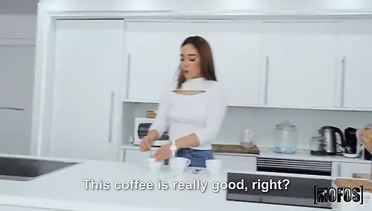 Mofos - coffe break ateşli üçlü sekse dönüşüyor, Ginebra Bellucci, bebek Nicols