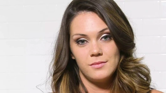 Alison Tyler bir adamı emiyor ve sikerken bir kez daha sikişiyor