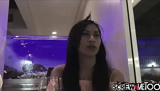 Azgın dövmeli Asyalı kaltak ile seyahat seks pornosu