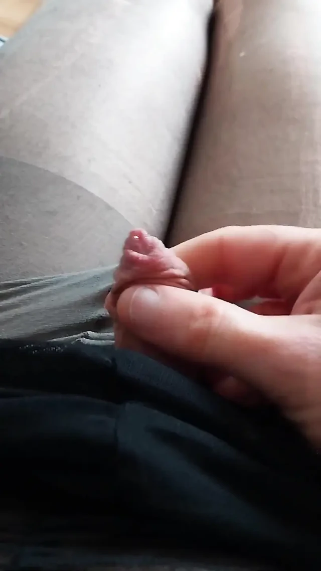 Kadın kılıklı klitoris taytına boşalıyor