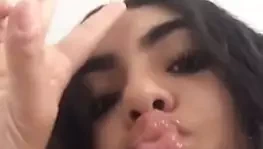 Dilini çıkaran seksi kız