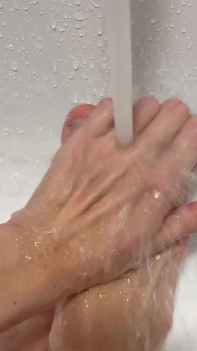 моет большие пальцы ног