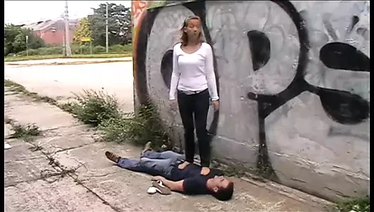 Melady açık havada köle richie'ye hükmediyor