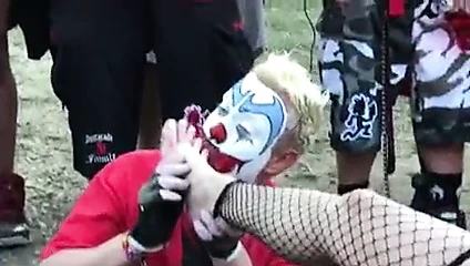 Palyaço tarafından flipflop ayak ibadet