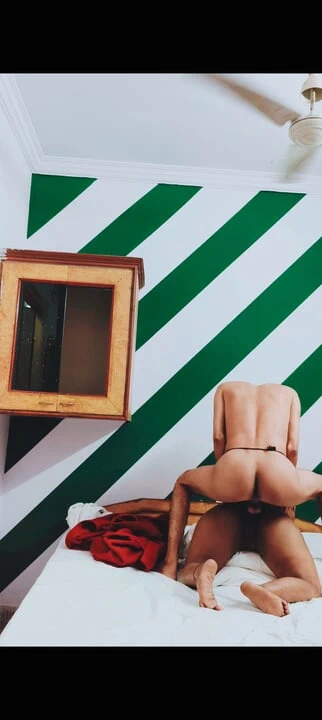 Hintli kız erkek arkadaşıyla sikişiyor