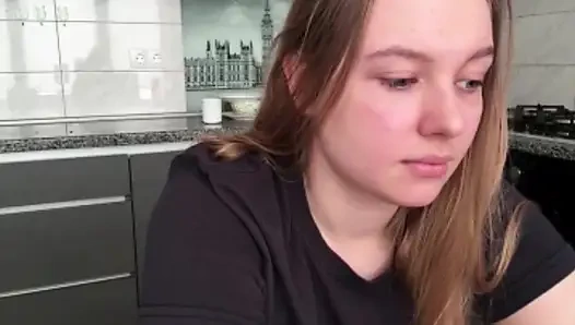 Sekreter Jucielussie ofisteki masasında flört ediyor