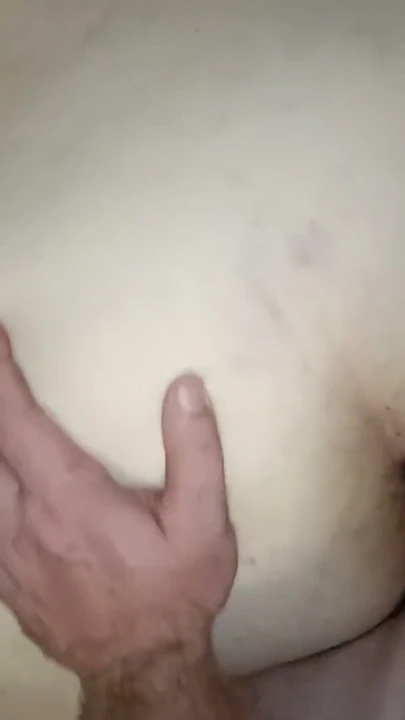Üvey annenin arkadaşı anal pratik yapıyor - sıkı göt sikiliyor ve yanakların arasına boşalıyor | Klip 1