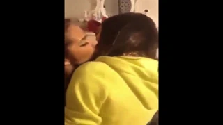 4 güzel kız birbiri ardına şefkatle öpüşüyor