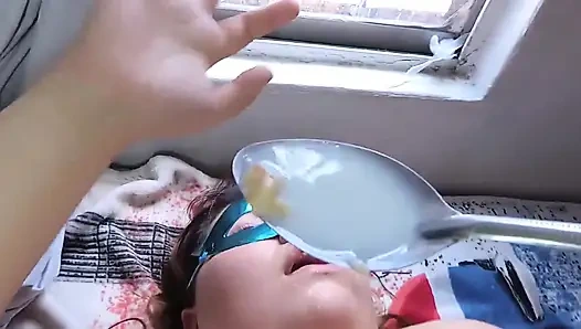 Önce karımın götünden sütle kurabiye yiyorum ve sonra taşaklarımı götüne sokuyorum