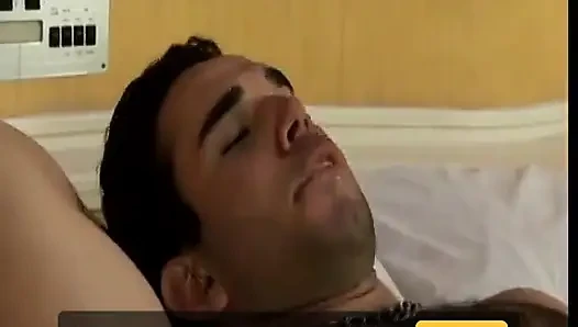 Azgın latin tek başına oynuyor ve sonra yatak odasında ürkütücü adam tarafından sikiliyor