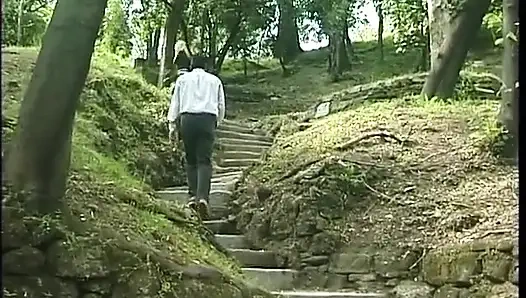 Genç sarışın sürtük parkta güzel bir sakso çekiyor