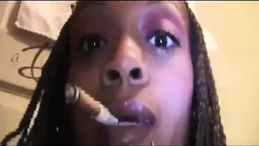 Oğlanın annesini derinden becermesini engellemek için pasta pişiriyor