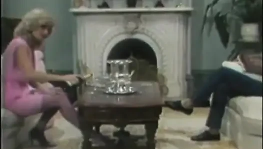 Azgın adam zonklayan yarağını sarışın hatunların amına sokuyor