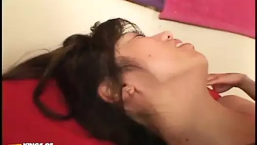 Asyalı orta yaşlı seksi kadın mastürbasyon yaptıktan ve fışkırttıktan sonra siyah bir adam tarafından amını parçalatıyor