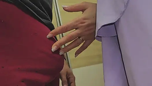 Kalabalık metro treninde bir işçinin dokunuşu