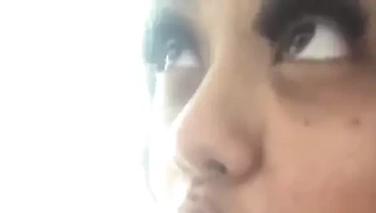 Güzel kız sakso çekiyor