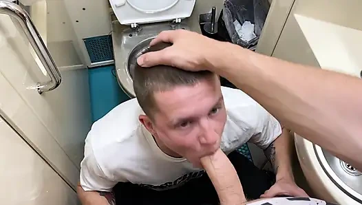 Trende beni tuvalete götürdü ve ağzımdan sikti