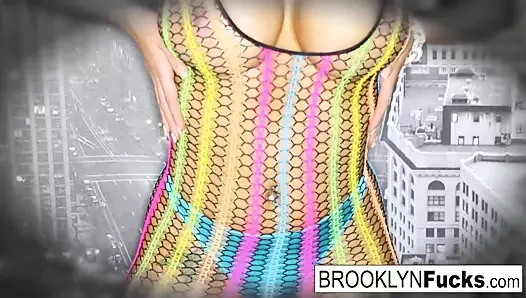 Brooklyn kovalamak büyük göğüsleri üzerinde bir yük alır