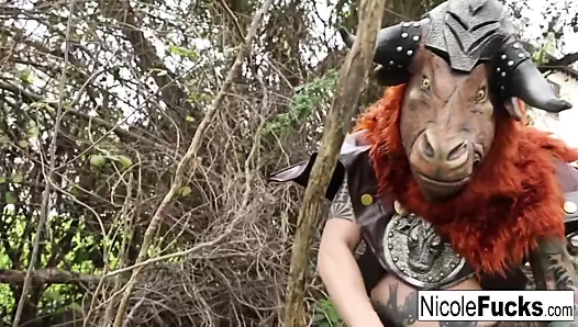 Avcı nicole aniston bir minotor yakalar ve onun sütünü sağar.