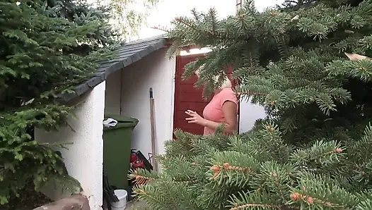 Ateşli Sarışın Komşu Oturma Odasında Sert Sikiliyor