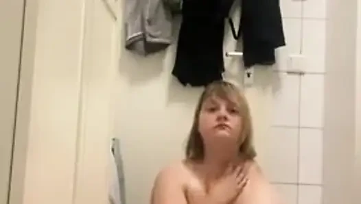 Amcıklı kız büyük dildoyla eğleniyor