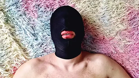 Tutkulu, tahrik edici Fransız öpüşmesi. Sahibe baskın bir şekilde maskeli itaatkarı öpüyor ve kırmızı rujunu her yere bulıyor