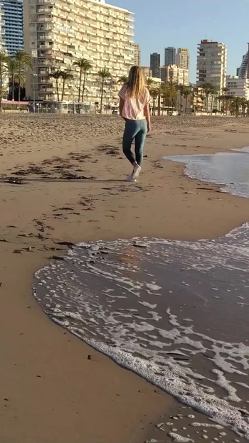 Обязательный для обмена момент из "Рискованно мастурбации на публичном пляже.  Фут-фетиш."