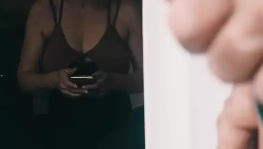 Bana sikini gösteriyor.