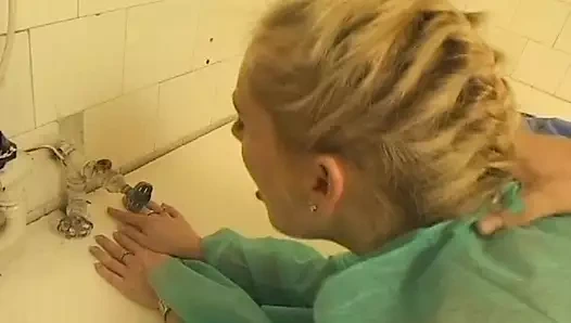 Büyük memeli sarışın orta yaşlı seksi kadın hastanede sert sikişten sonra yüzüne boşalıyor