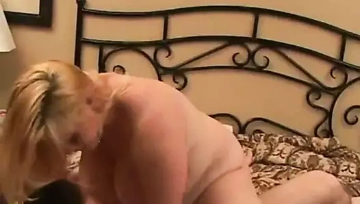 Sevimli tombul sarışın eski gf sevilen için sikme ile boşalmak içinde ağız