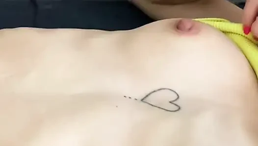 Kanepede evli evli kadın kocası eve erken dönmeden ve karnına boşalmadan önce üvey oğlunu sikiyor büyük bir boşalma