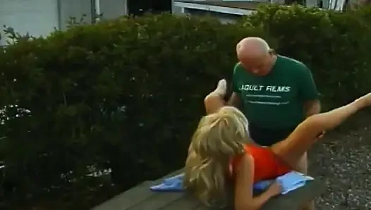 Azgın yaşlı adam piknik alanında sarışın orta yaşlı seksi kadını sikiyor